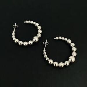4195 NIP Silvertone Shiny Polished Graduated Bead Stud Hoop Earrings